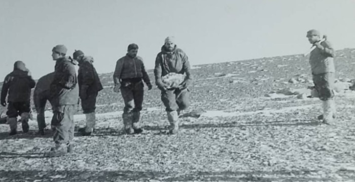 A pico y pala: la historia del funense que construyó una pista de aviones en la Antártida 